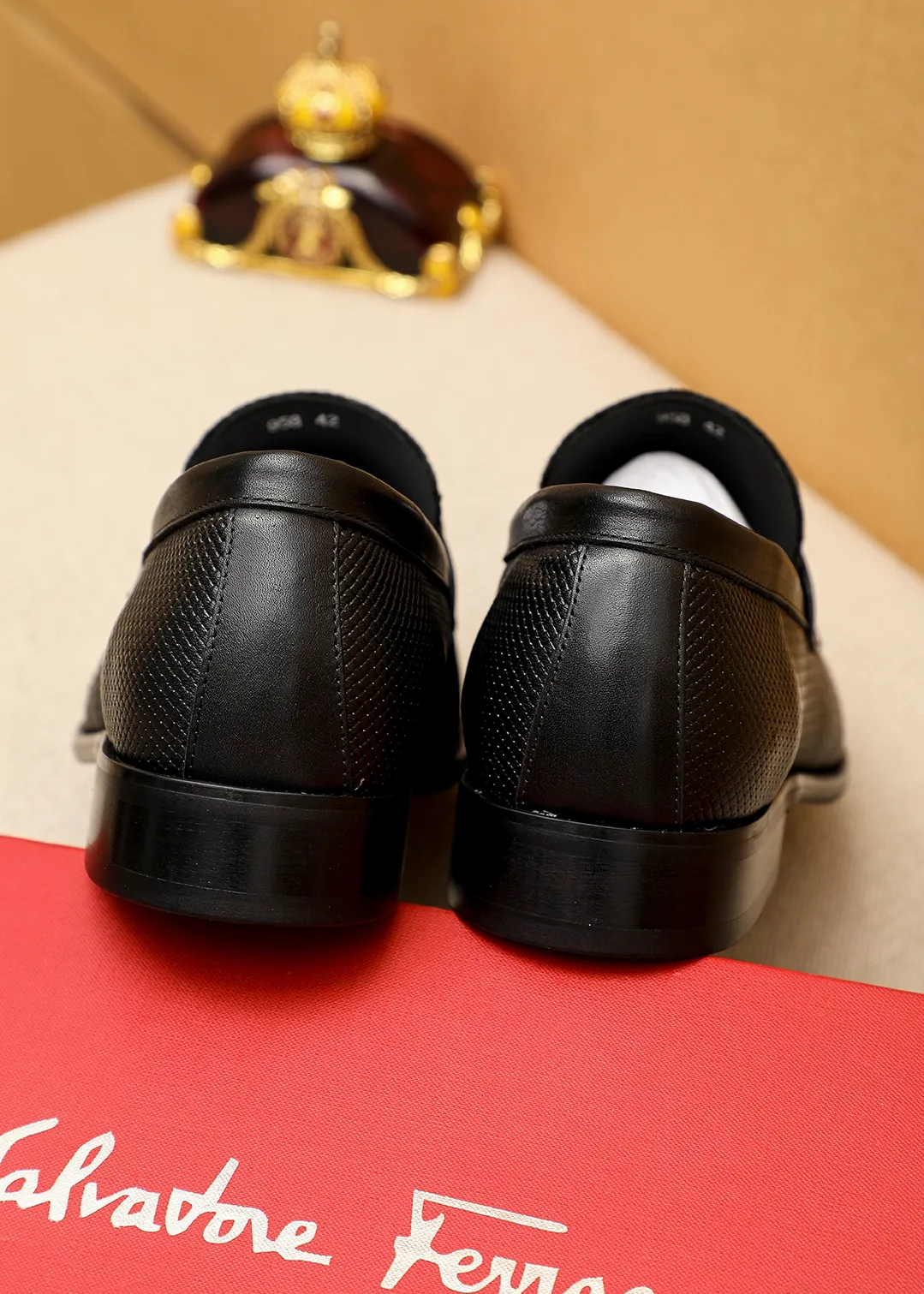 Men's shoes 💰462 💐 Product trademark: Ferragamo "Ferragamo" casual leather shoes Regular size: 38-44 (45.46🉑️customized) Product materials: Selected imported first-layer calfskin embossed upper + luxury hardware buckle, imported water-dyed cow leather lining. Strong three-dimensional visual effect, original outsole color: 2 colors available